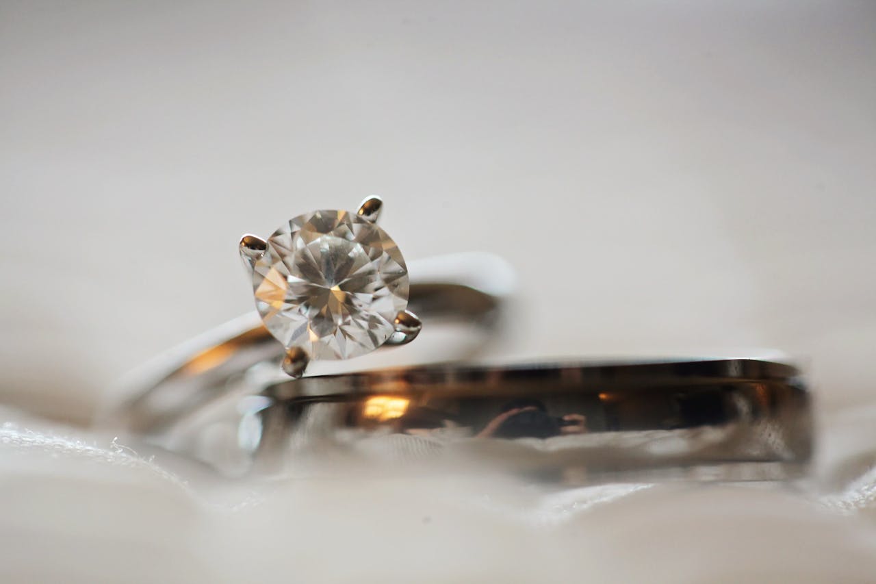 Luxus-Goldring mit Diamanten