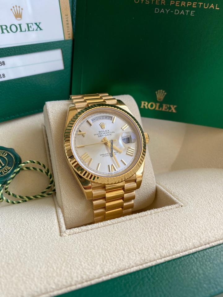 Rolex Day-Date 40 – серебристый циферблат, жёлтое золото 18 карат, браслет President