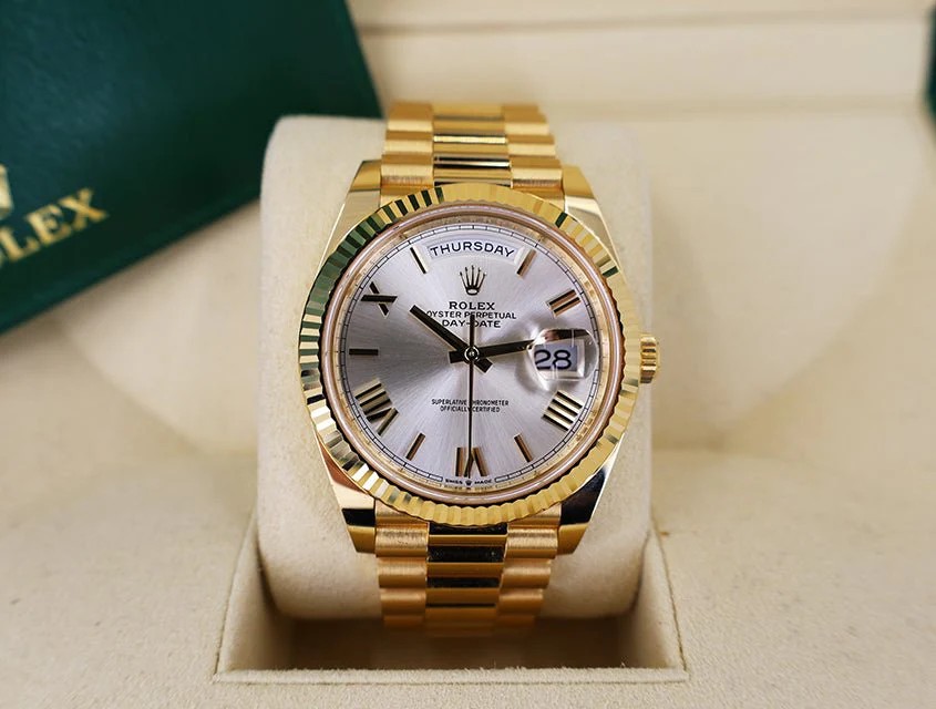 Rolex Day-Date 40 – серебристый циферблат, жёлтое золото 18 карат, браслет President