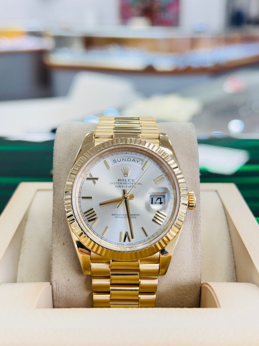 Rolex Day-Date 40 – серебристый циферблат, жёлтое золото 18 карат, браслет President